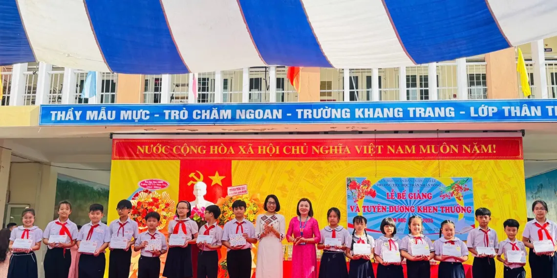 LỄ BẾ GIẢNG VÀ TUYÊN DƯƠNG KHEN THƯỞNG NĂM HỌC 2024-2025