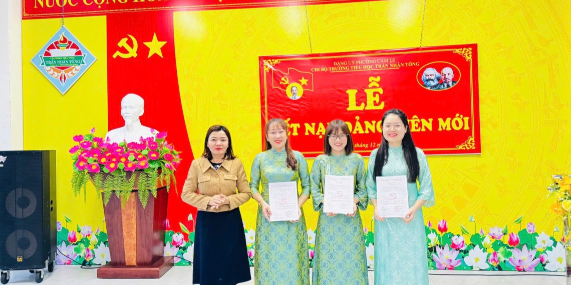 LỄ KẾT NẠP ĐẢNG VIÊN MỚI NĂM 2025