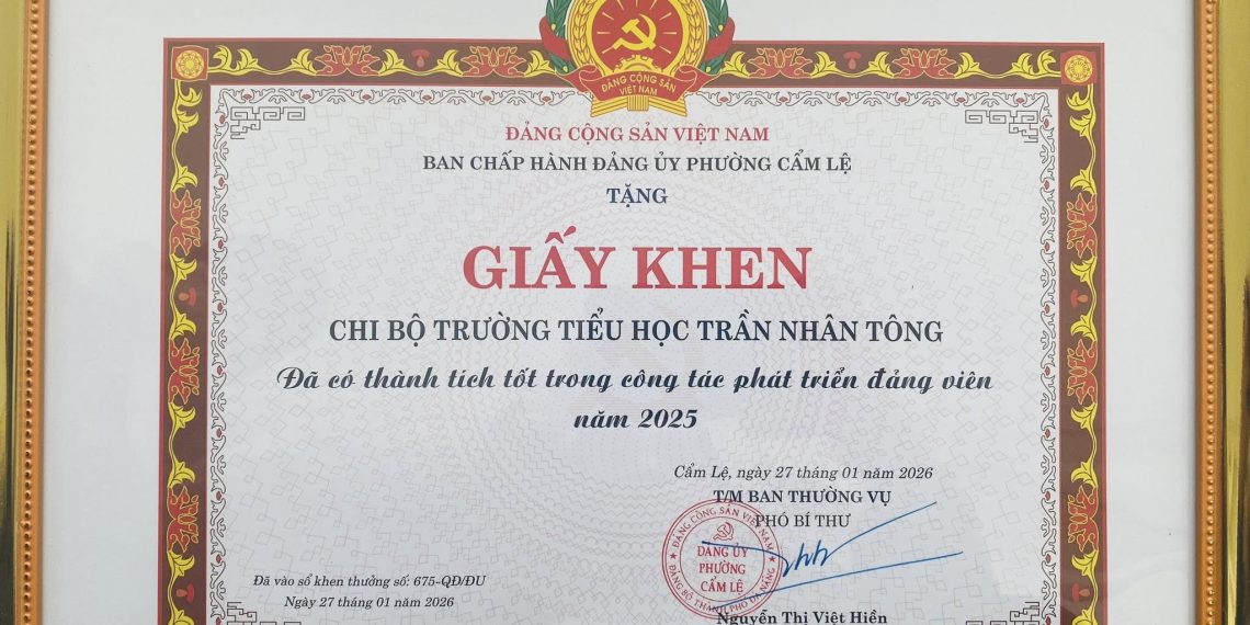 CHI BỘ TRƯỜNG TIỂU HỌC TRẦN NHÂN TÔNG ĐƯỢC ĐẢNG ỦY PHƯỜNG CẨM LỆ TẶNG GIẤY KHEN VÌ ĐÃ CÓ THÀNH TÍCH TỐT TRONG CÔNG TÁC PHÁT TRIỂN ĐẢNG VIÊN NĂM 2025.